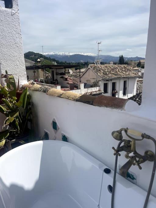 Rumah percutian Cosy House, Sunny Terrace, Amazing Views & Outdoor Bathtub! Granada