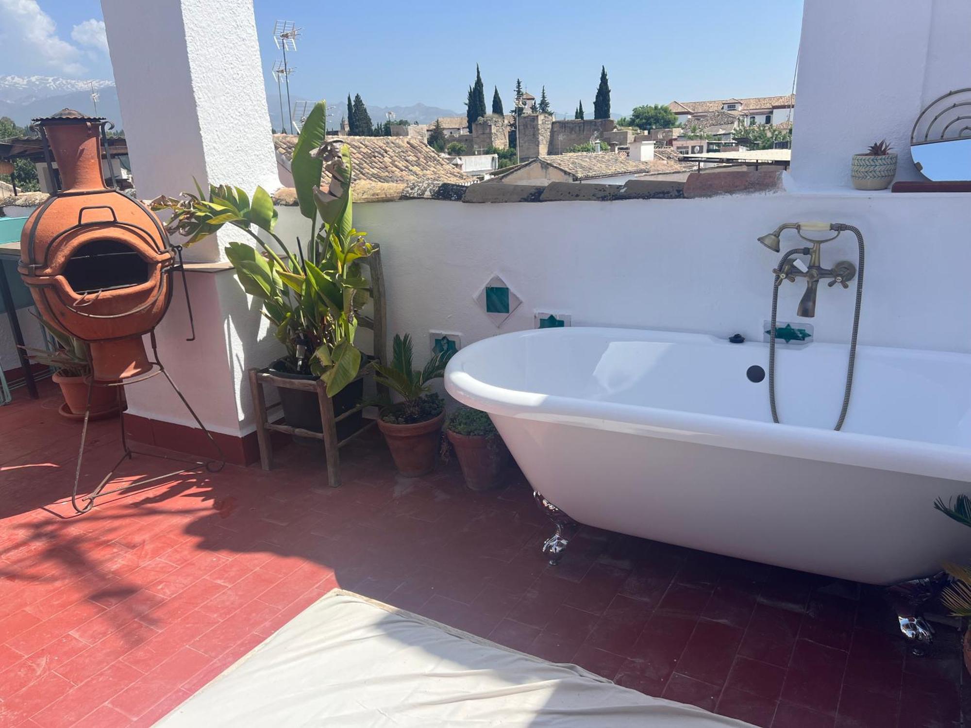 Cosy House, Sunny Terrace, Amazing Views & Outdoor Bathtub! Rumah percutian *